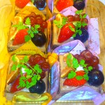 【本日の日替わりケーキ】たっぷりフルーツのチョコショートケーキ、バナナのチョコショートケーキ。