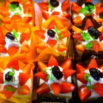 【本日のおすすめケーキ！】苺たっぷりショートケーキ、ショコラベリー、チョコバナナケーキ。