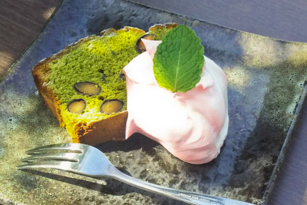 抹茶のパウンドケーキ～桜のクリーム添え～